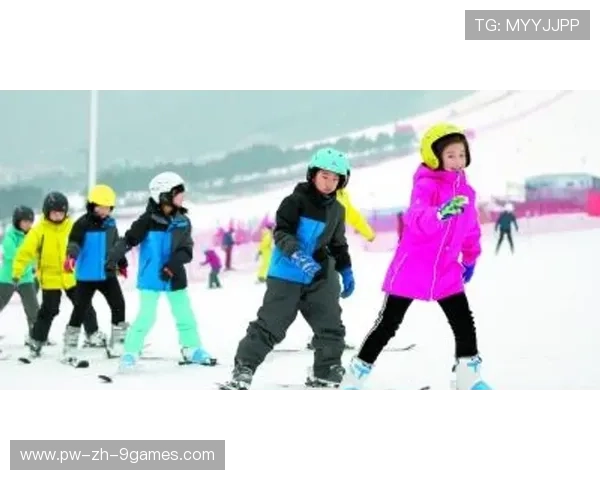 冰雪运动学院推动少儿滑雪师资的规范化培训体系，冰雪运动培训机构